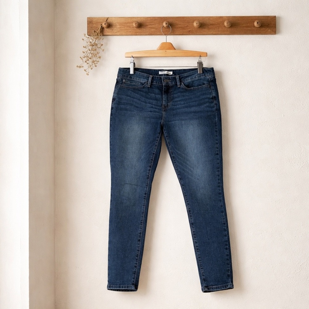 Signature Levi Strauss Mid-Rise Skinny Jeans Women Size 12 Medium Wash Excellent